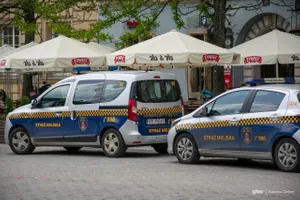 Kolizja radiowozu straży miejskiej w Krakowie. Strażnik był po alkoholu