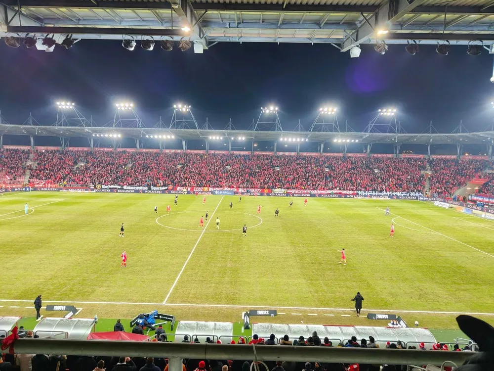 Zimowa pogoda i kiepska murawa głównymi bohaterami meczu Widzew – Cracovia