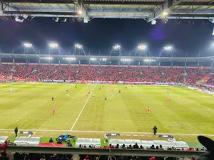 Zimowa pogoda i kiepska murawa głównymi bohaterami meczu Widzew – Cracovia