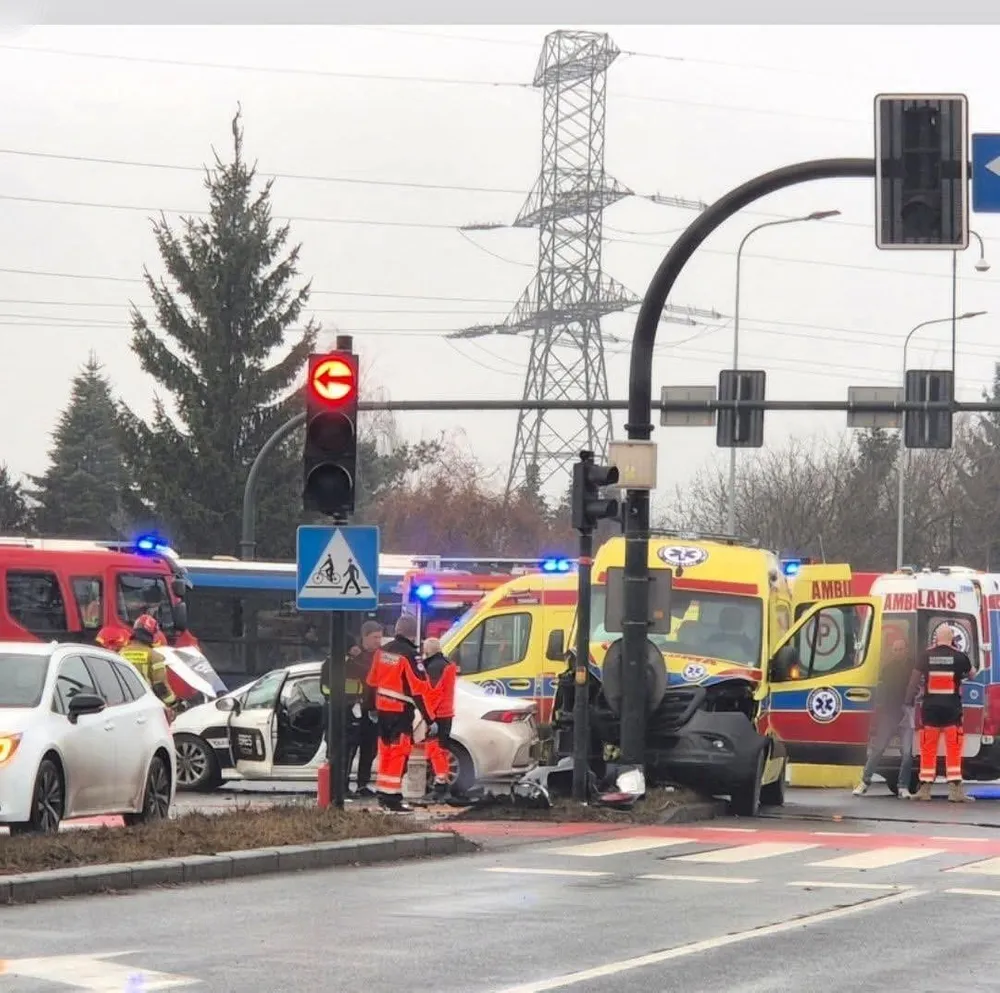 Karetka zderzyła się z autem na Nowohuckiej