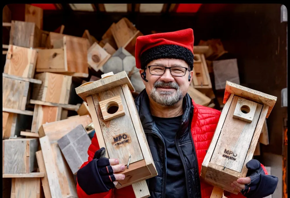 Kto pierwszy, ten wiesza. W „ptasie walentynki” 1000 budek i karmników trafi do krakowian