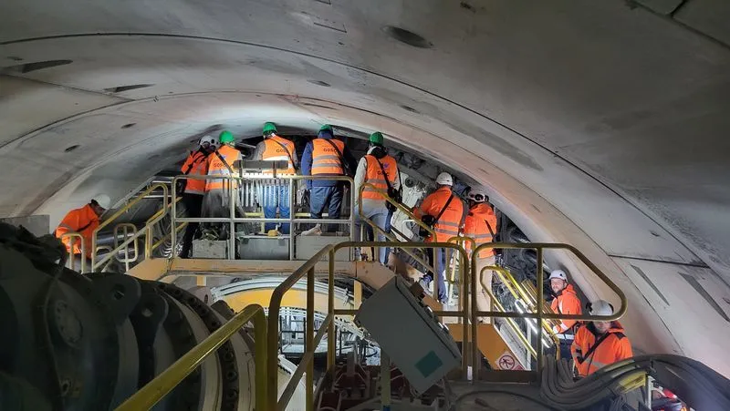 Groźny wypadek przy budowie tunelu. 42-letni pracownik trafił do szpitala