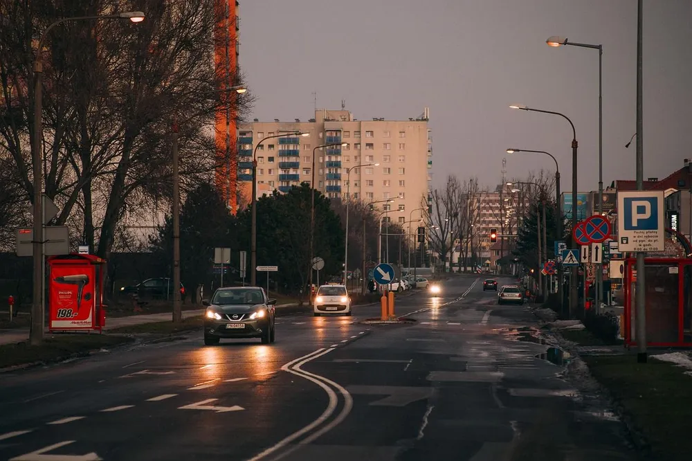 Kraków tonie w zimnym świetle. Czas na cieplejsze latarnie