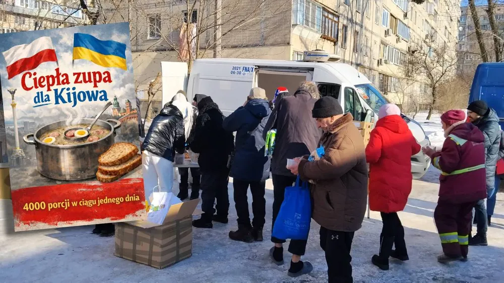 Ekipa z Krakowa rozdaje zupę w Kijowie. Zawieźli 4000 porcji żurku