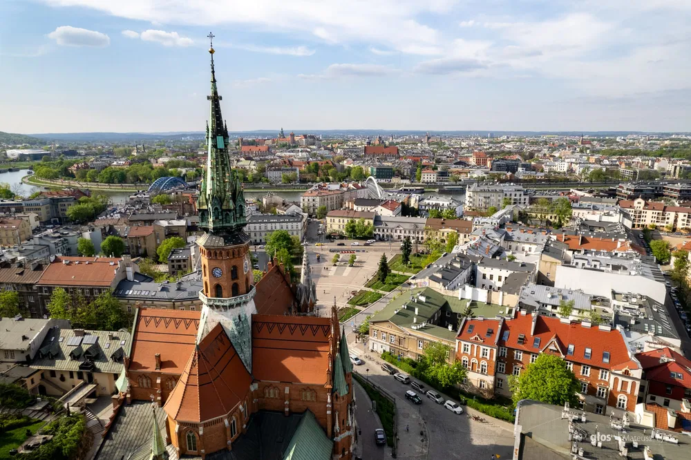 Kraków, Sanktuarium Świętego Józefa i Podgórze z lotu ptaka. W tle widoczny Wawel