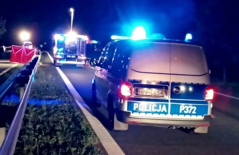 Nocny dramat w Krakowie. Auto spłonęło po uderzeniu w drzewo, jedna osoba nie żyje