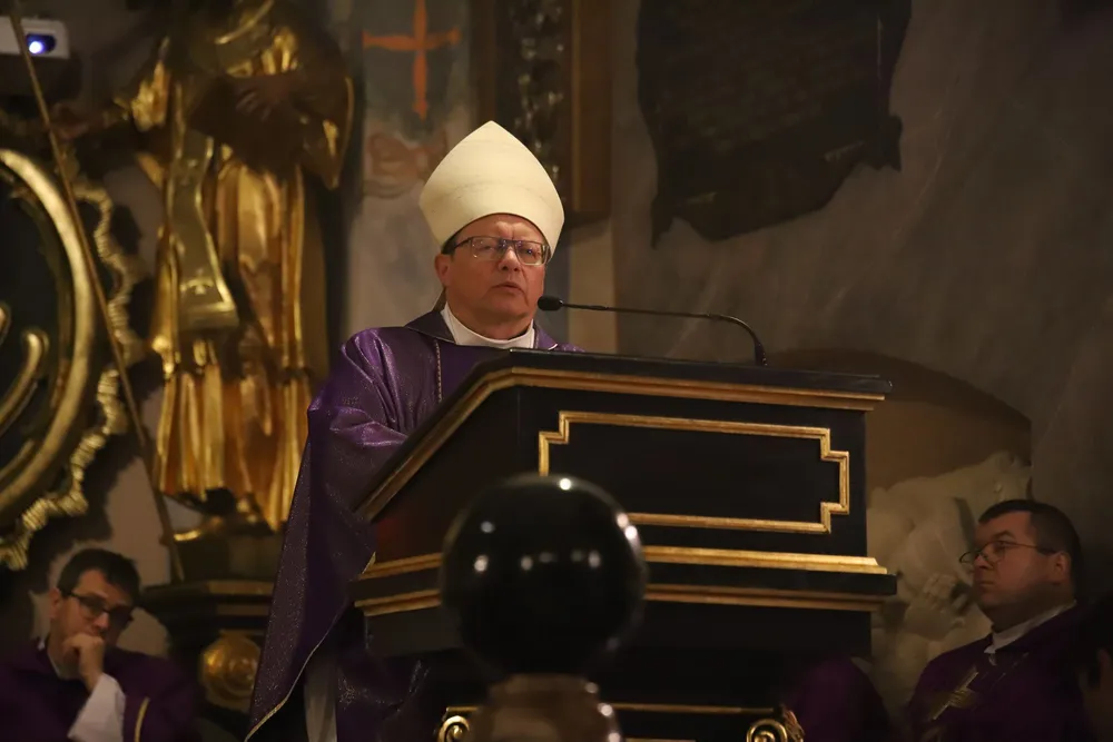 Kard. Ryś o skrzywdzonych i Kościele „w ruinie”: „Jeśli uciekniesz od miłosierdzia, nie odbudujesz niczego”