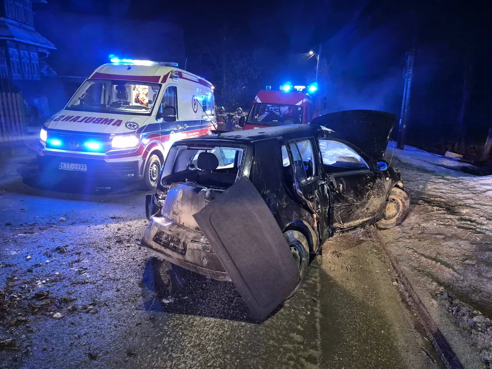 Auto wypadło z drogi i staranowało ogrodzenie. Dwie osoby ranne na Podhalu