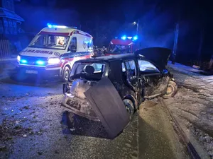 Auto wypadło z drogi i staranowało ogrodzenie. Dwie osoby ranne na Podhalu