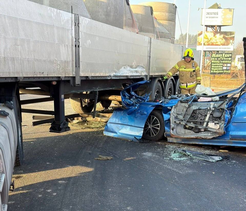 Tragedia na Podhalu. Auto wbiło się pod ciężarówkę. Nie żyje 28-latka