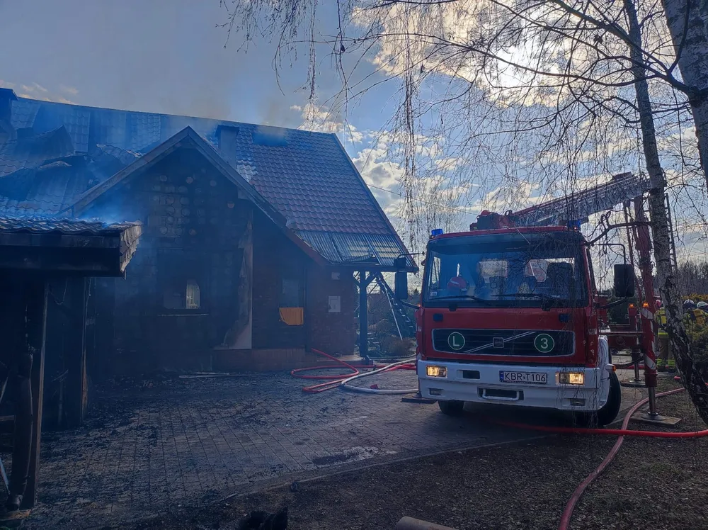 Pożar domu w Mokrzyskach, zdjęcie z trwania akcji gaśniczej