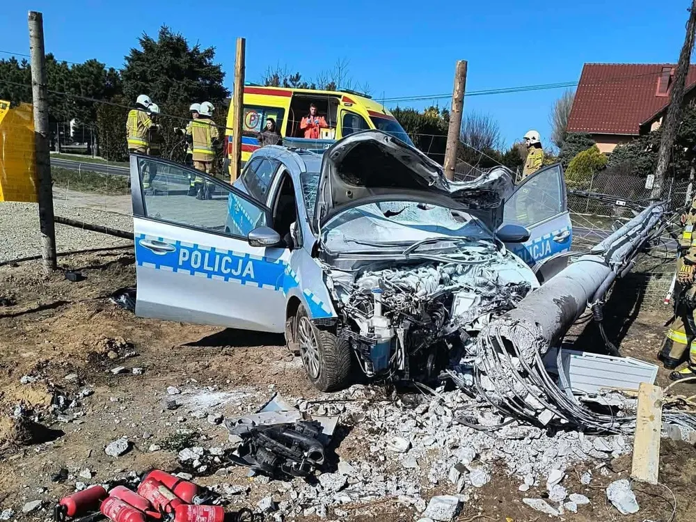 Radiowóz policji  po wypadku w Biórkowie Małym