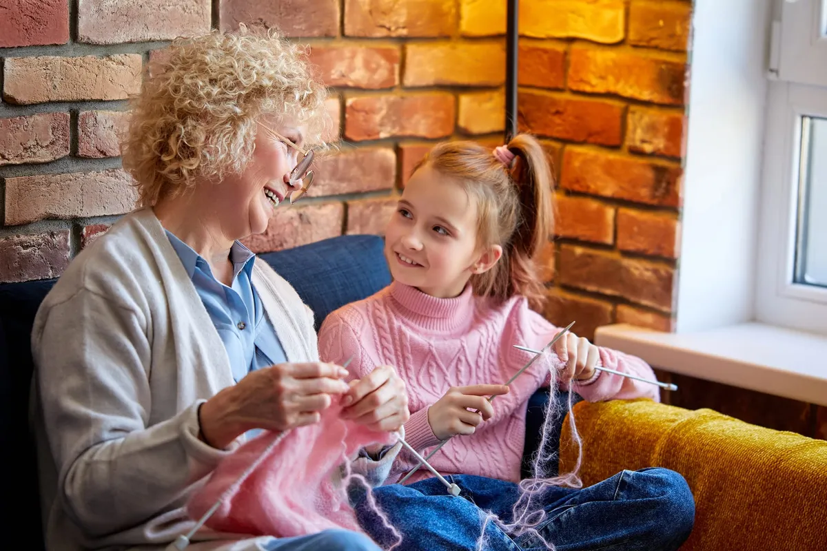 Kobieta uczy córkę robić na drutach