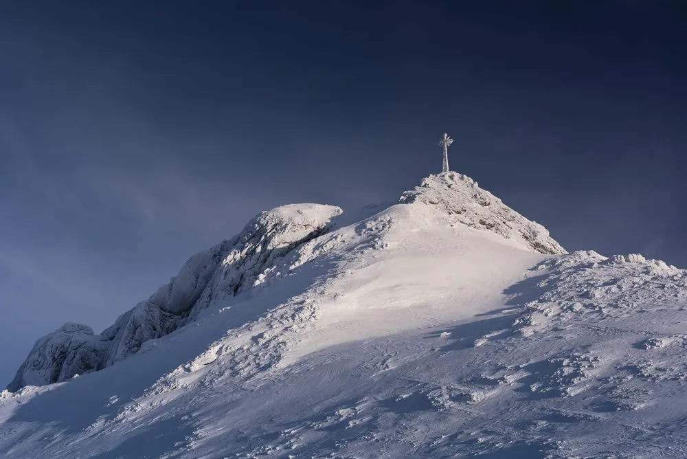 Ośnieżony szczyt Giewontu