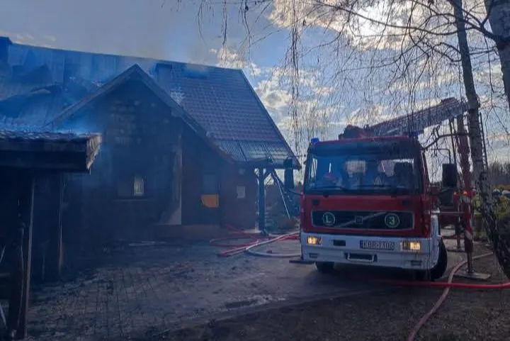 Pożar domu w Mokrzyskach. W akcji 36 strażaków