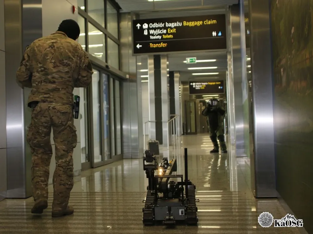 Szok na lotnisku w Krakowie. Pasażer zgłosił… bombę atomową