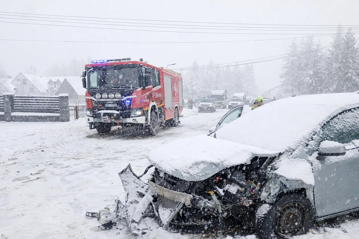 Śnieg coraz mocniej sypie na Podhalu. W Chochołowie zderzyły się trzy auta