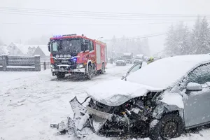 Śnieg coraz mocniej sypie na Podhalu. W Chochołowie zderzyły się trzy auta