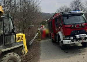 Dramatyczny wypadek w Małopolsce. Pracownik przysypany ziemią