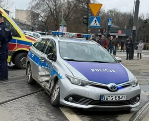 Groźne zdarzenie w centrum Krakowa. Radiowóz na sygnałach uderzył w samochód