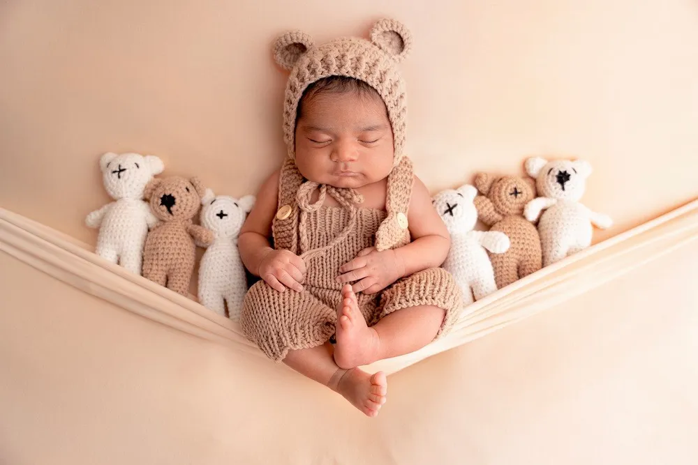 Ubranko zrobione na drutach i szydełkowe ubranko i zabawki dla malucha