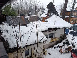 Runął dach pustostanu w Zakopanem. Trudna akcja służb