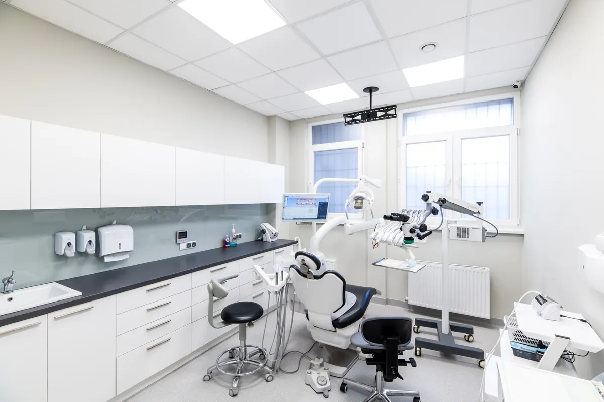 Nowoczesne podejście do zdrowia jamy ustnej: Od profilaktyki po zaawansowane leczenie