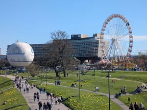 Bałagan na bulwarach w Krakowie. Radny alarmuje w sprawie okolic Hotelu Forum
