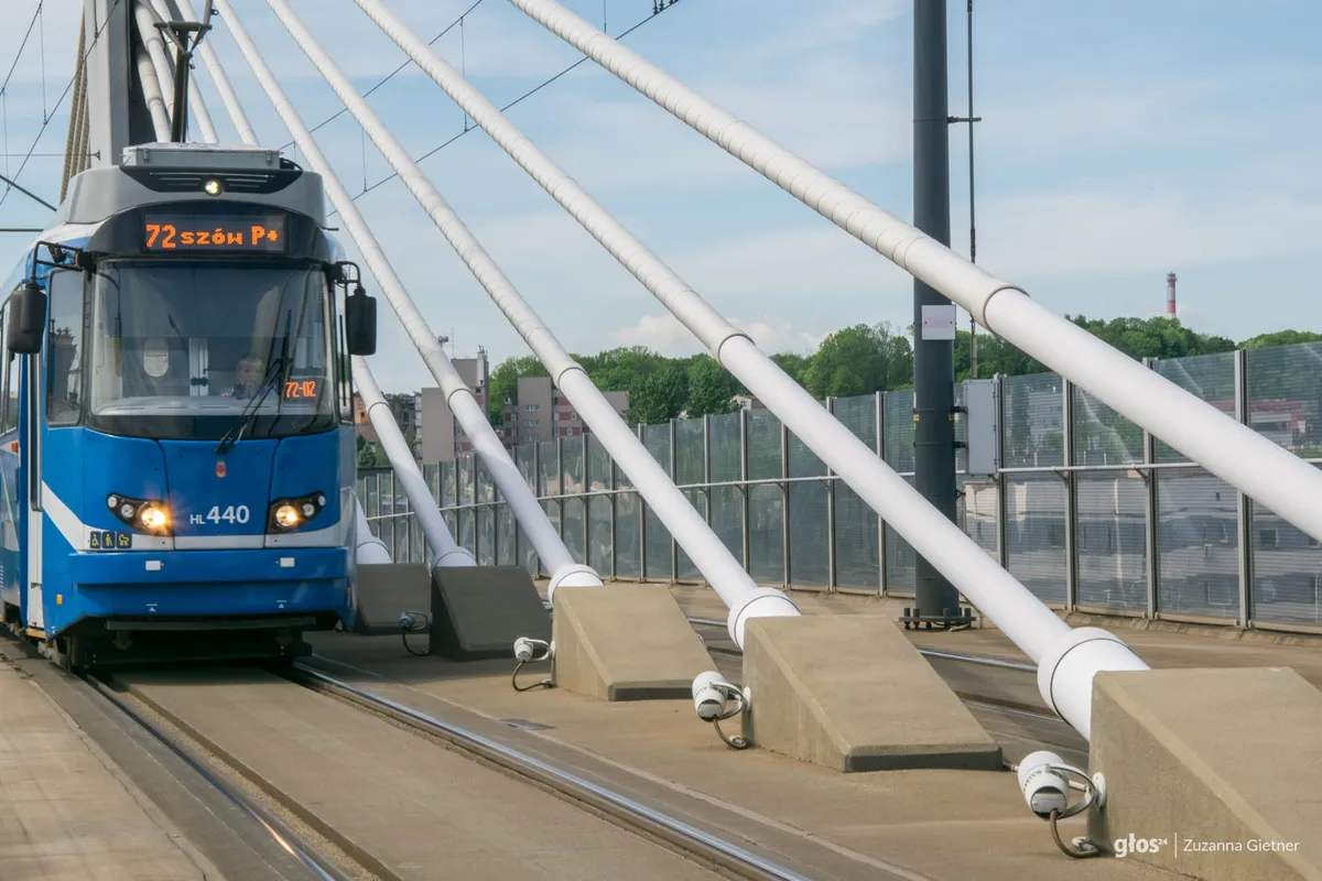Tramwaj na estakadzie nad dworcem PKP w Płaszowie