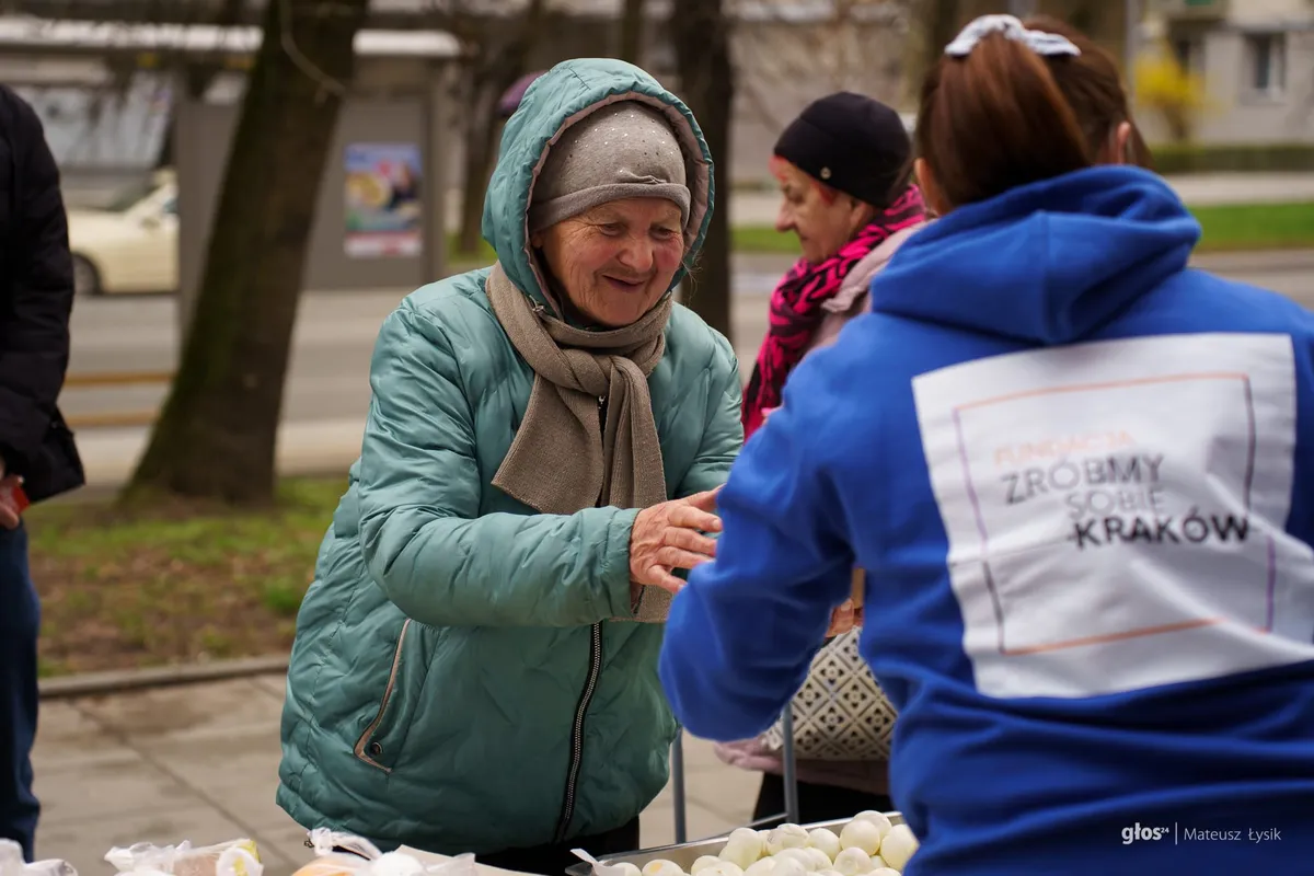 Seniorka odbierająca żurek od wolontariuszki