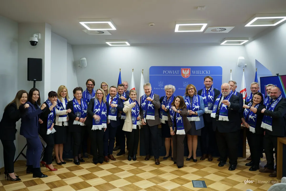 Briefing w sprawie utworzenia szkoły SMS przez Powiat Wielicki. Na zdjęciu wszyscy uczestnicy i rodzice dzieci