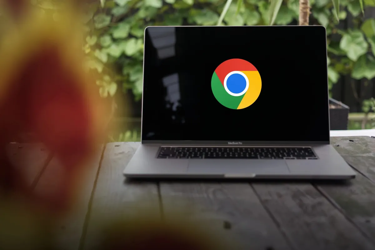 Logo Google Chrome na ekranie laptopa