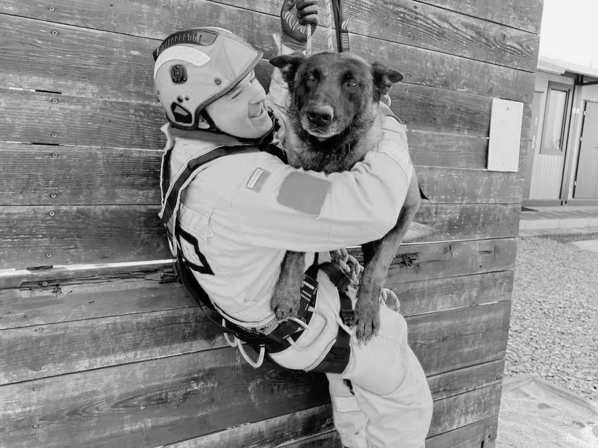 Dragon i jego przewodnik w trakcie ćwiczeń