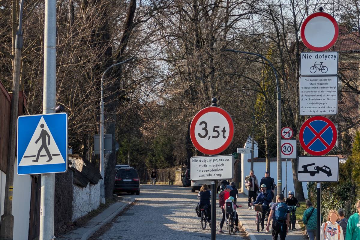 Drogowe absurdy - wszędzie znaki, a nie wiadomo, jak jechać