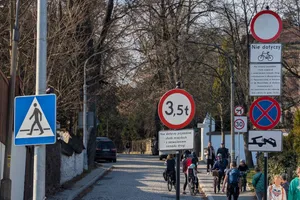 Drogowe absurdy - wszędzie znaki, a nie wiadomo, jak jechać