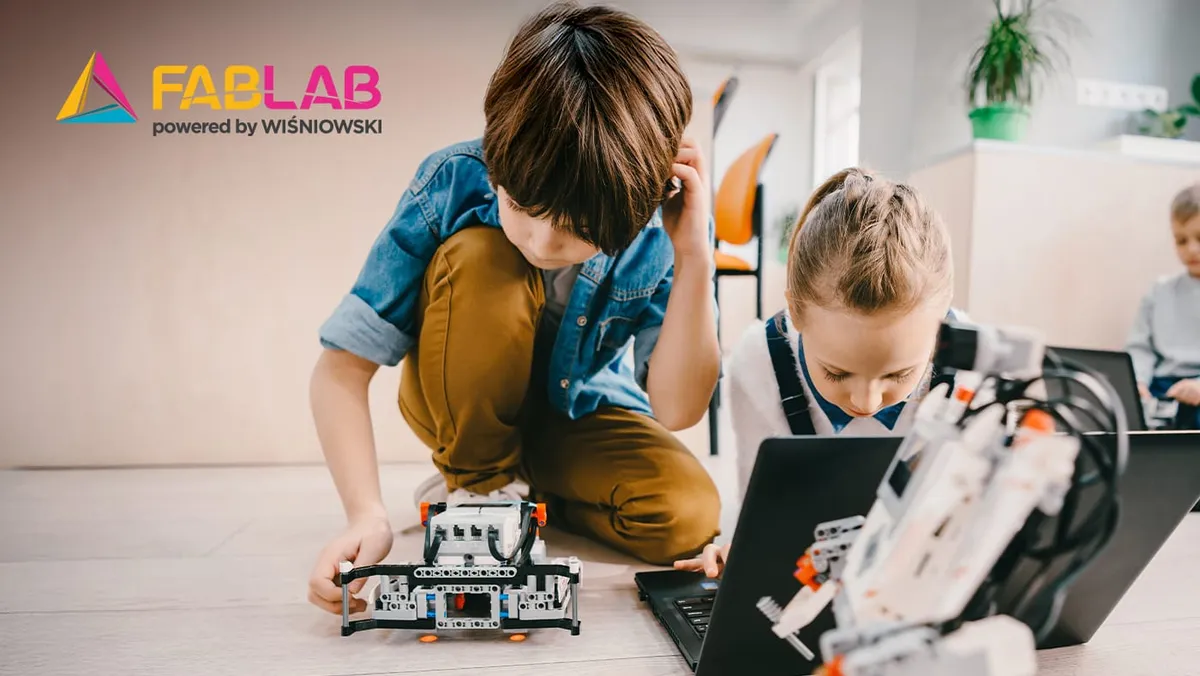 Fab Lab powered by WIŚNIOWSKI w Światowym Dniu Kreatywności   i Innowacji: ponad 6000 uczestników warsztatów w 6 miesięcy, blisko 900 godzin pracy z nowymi technologiami i realne kompetencje przyszłości