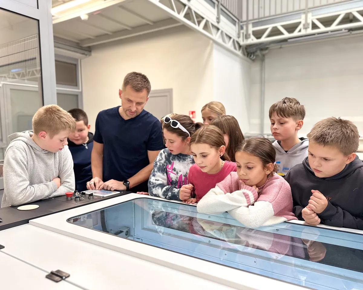 Maciej Denenfeld podczas zajęć z uczniem