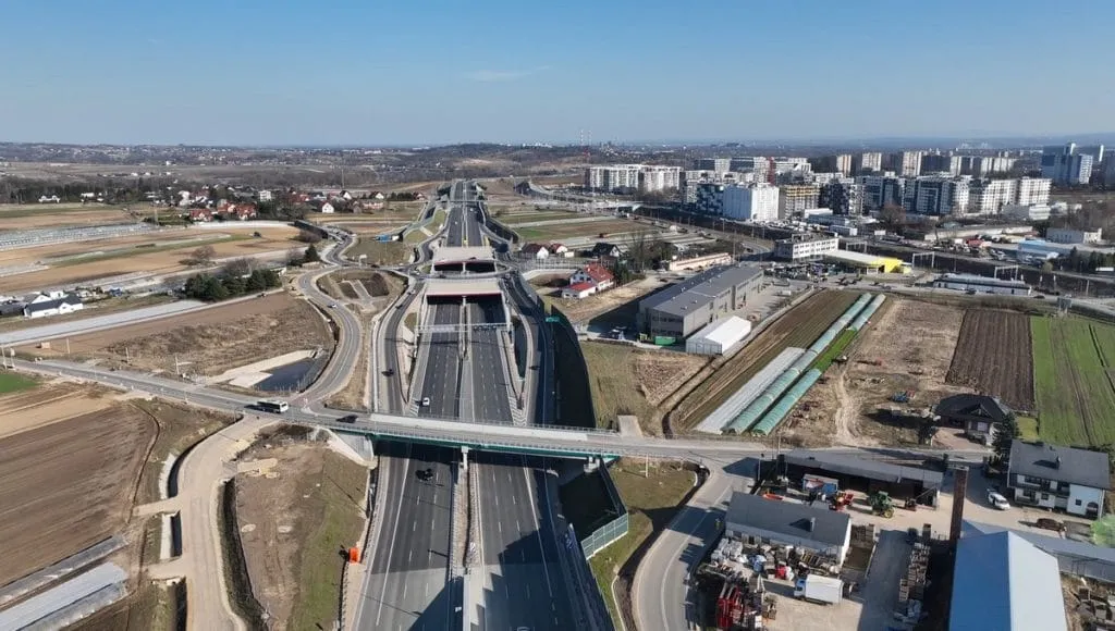 Północna Obwodnica Krakowa w rejonie Mistrzejowic - Osiedla Piastów. Widoczna linia kolejowa 