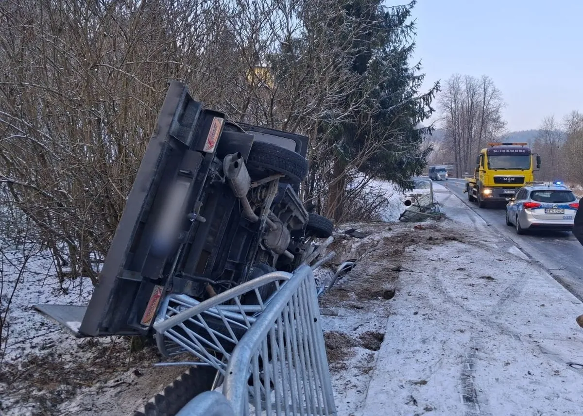 Auto wypadło z drogi i dachowało na zaśnieżonej drodze w Lubniu