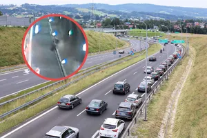 Groźna sytuacja w tunelu na zakopiance. Błyskawiczna reakcja kierowcy zapobiegła tragedii [wideo]