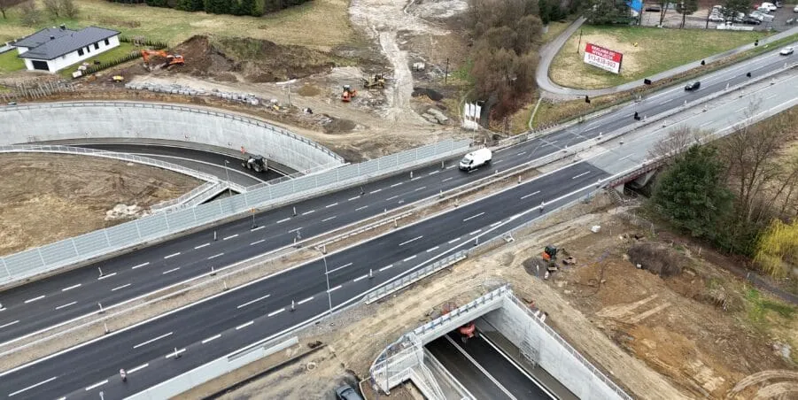 Zdjęcie przedstawia nowy węzeł na Zakopiance w Krzyszkowicach z tunelem, widziany z drona