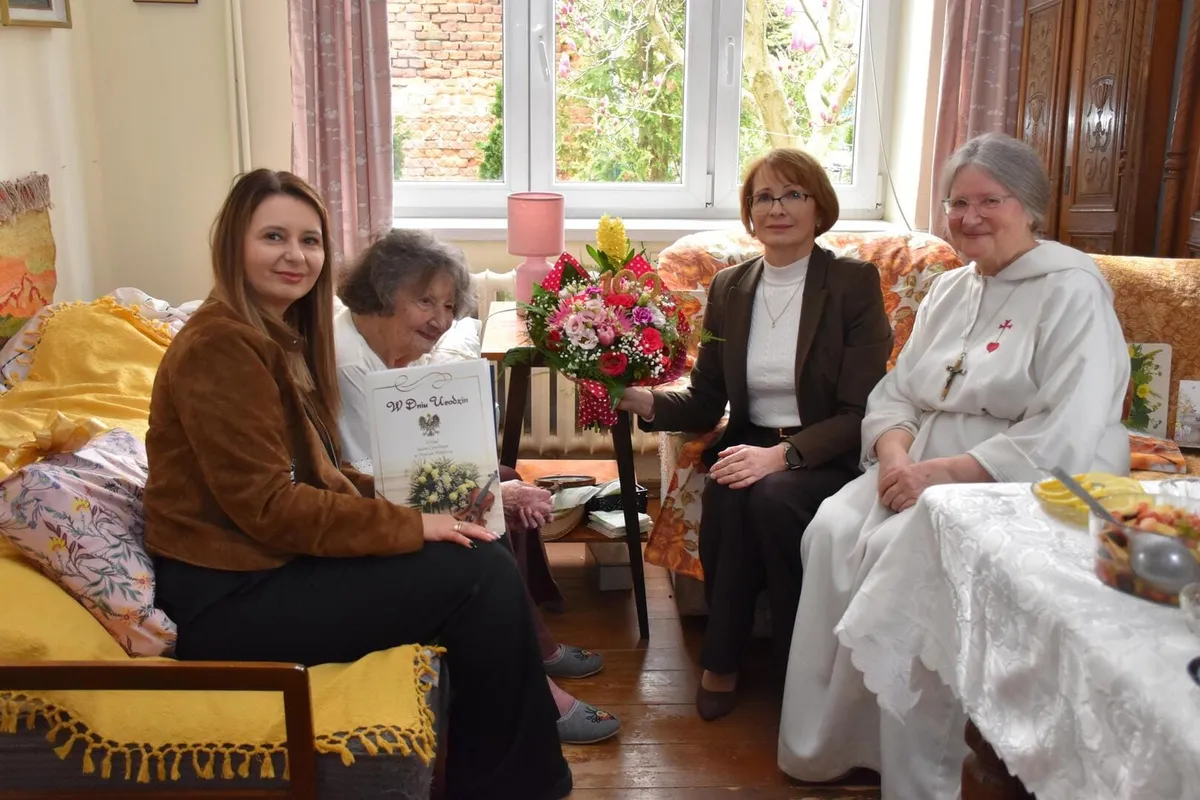 Zofia Sielepin i odwiedzający ją goście z okazji 100. urodzin