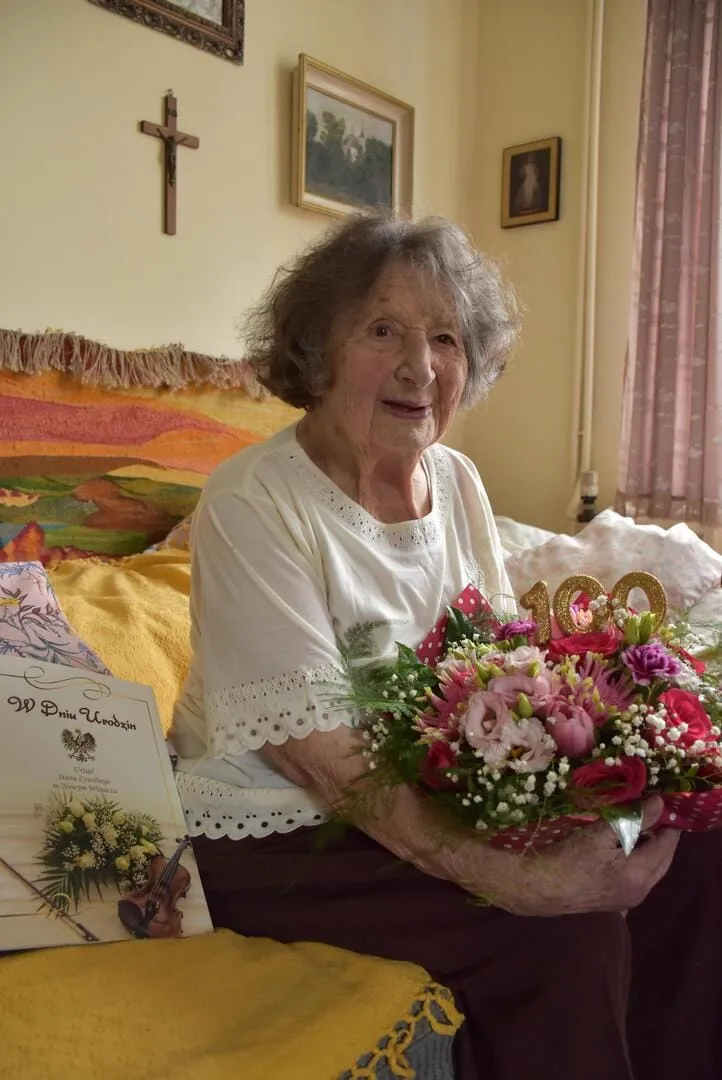 Zofia Sielepin i odwiedzający ją goście