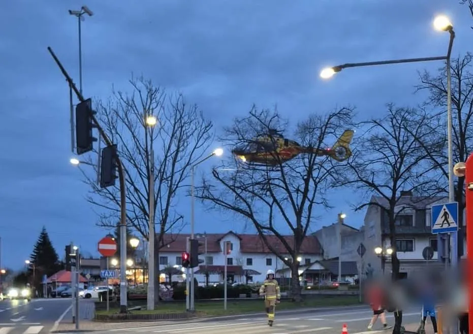 Kobieta i 9-letnie dziecko potrąceni na przejściu dla pieszych. Lądował śmigłowiec LPR