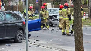 Poważny wypadek na al. Kijowskiej w Krakowie. Jedna osoba ranna, kierowca pod wpływem alkoholu