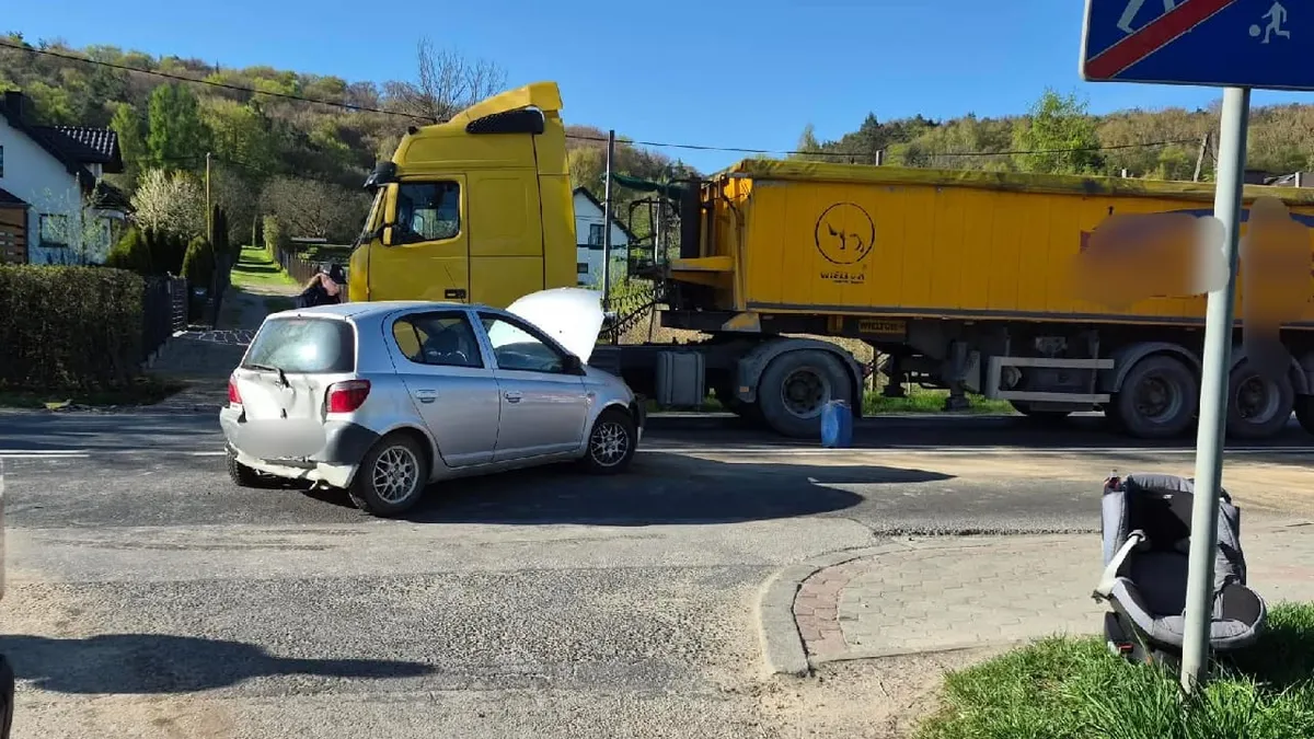 Zderzenie na DK79 w Zabierzowie. Jedna osoba poszkodowana, droga zablokowana