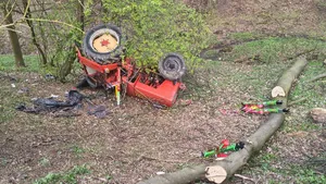 Sekundy od tragedii podczas prac w lesie. Śmigłowiec zabrał rannego 65-latka