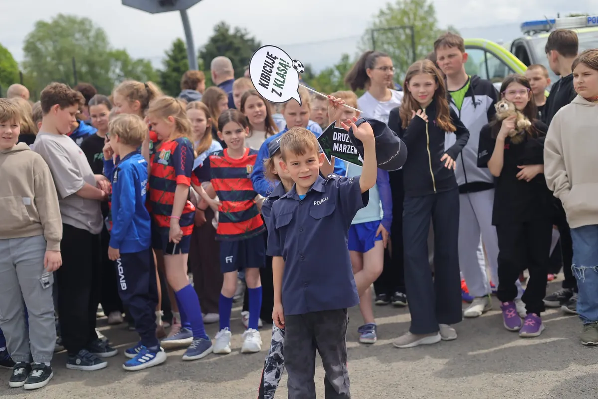 „Kibicuj z klasą” w Wieliczce. Sport, profilaktyka i spotkania z piłkarzami Puszczy Niepołomice