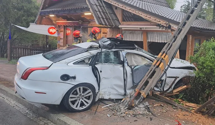 Poważne zdarzenie w Zakopanem. Auto wjechało w cukiernię