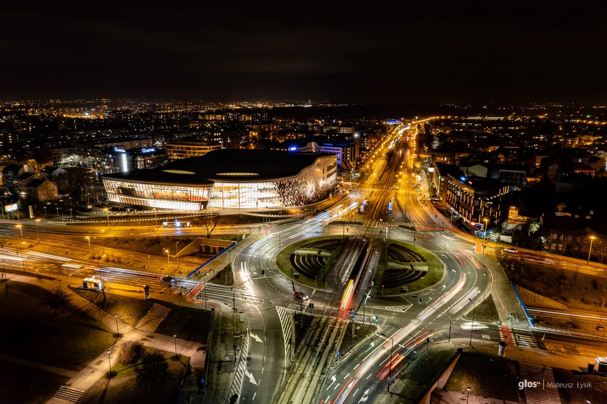 Na zdjęciu Centrum Kongresowe ICE w Krakowie nocą z drona